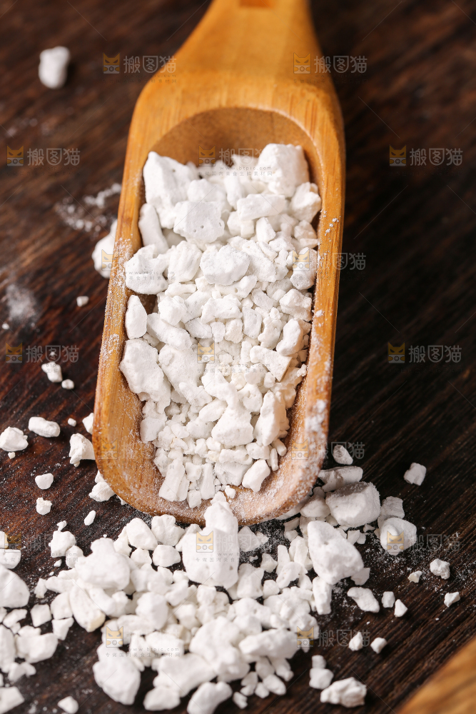勺子上的手工红薯淀粉