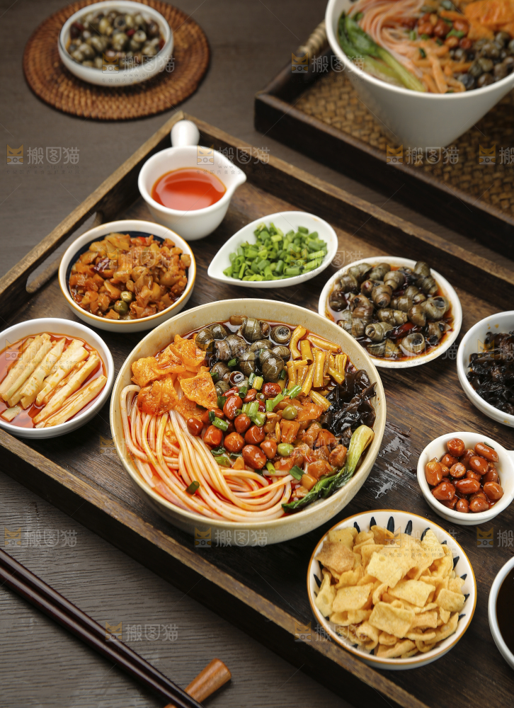 木盘里的螺蛳粉食材