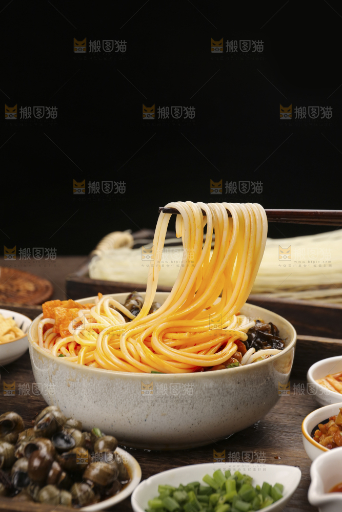 筷子上夹着广西螺蛳粉
