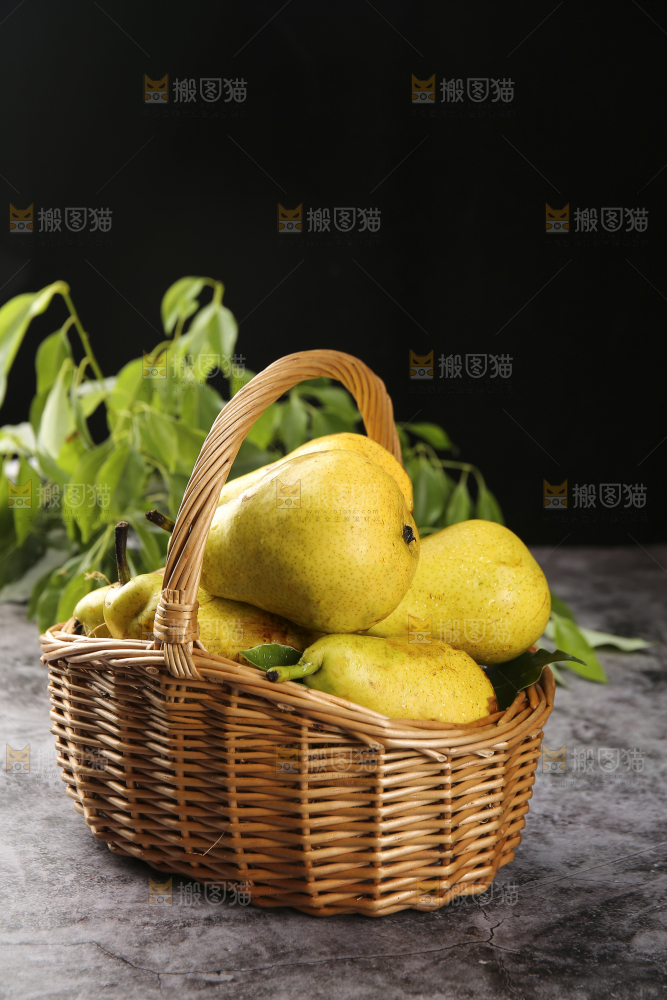 深底上放着一篮太婆梨