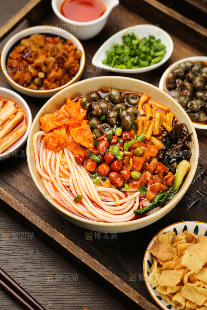 木盘里的螺蛳粉食材
