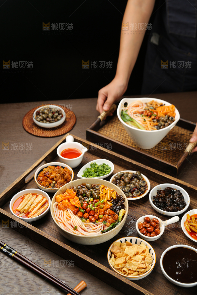 木盘里的螺蛳粉食材