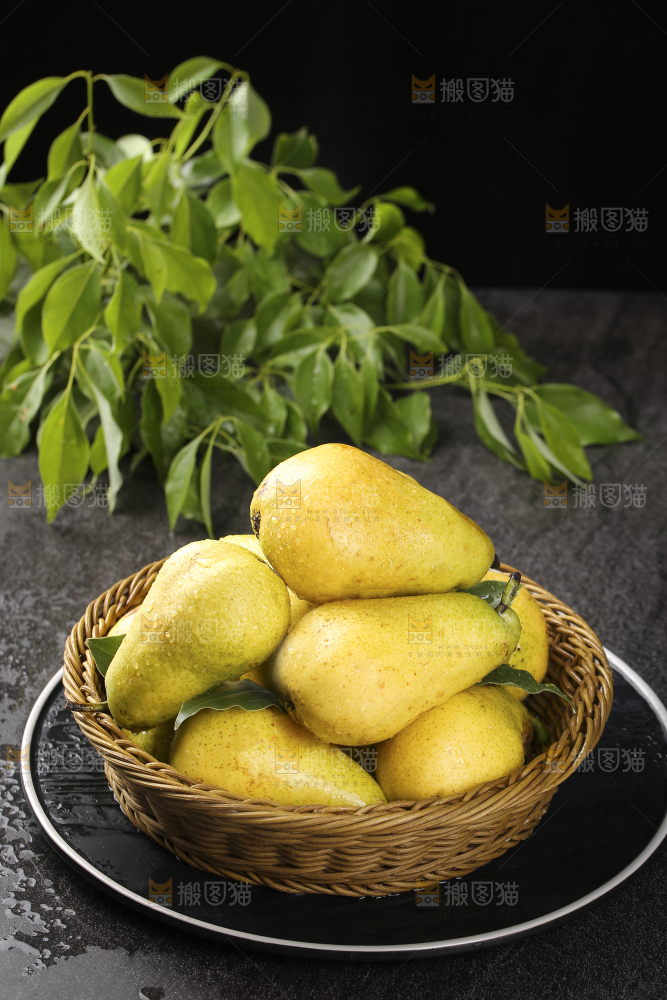 黑底上放着一篮太婆梨