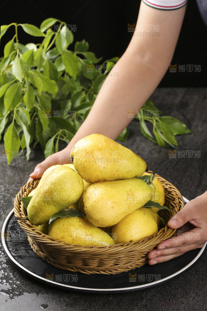 手里拿着一篮太婆梨