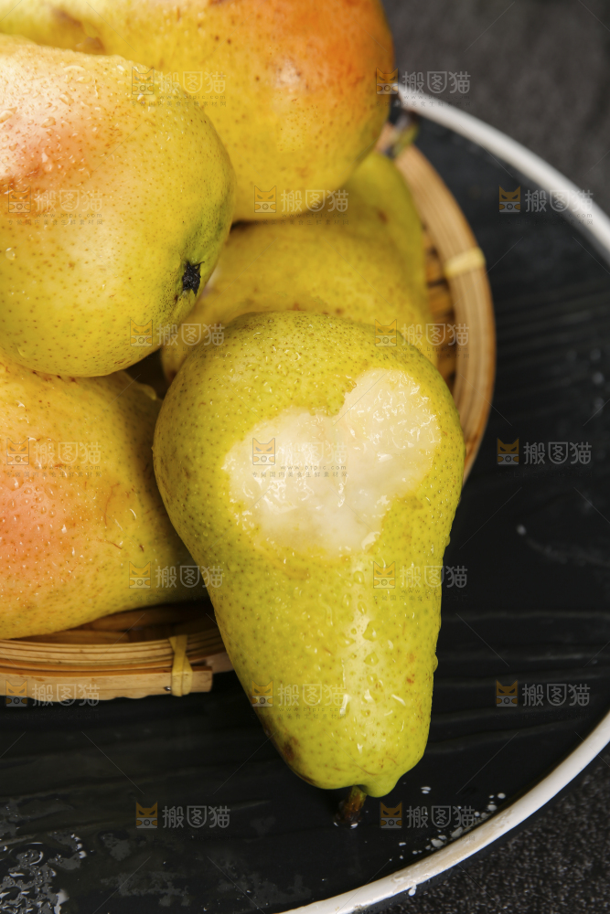 黑底上放着一篮太婆梨