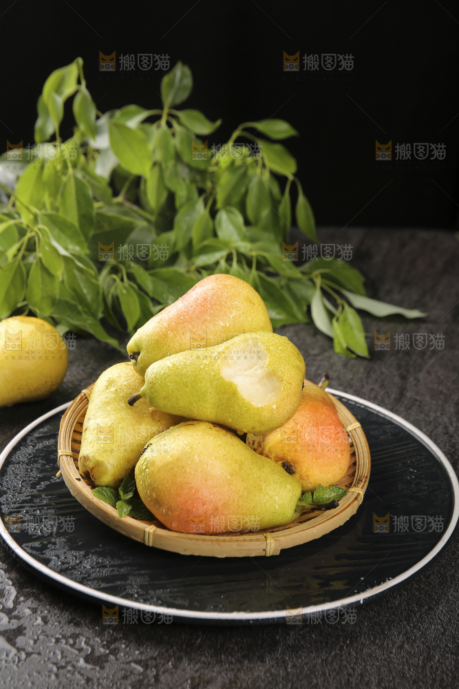 黑底上放着一篮太婆梨