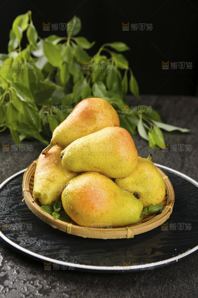 黑底上放着一篮太婆梨