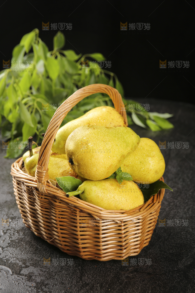 黑底上的一篮太婆梨