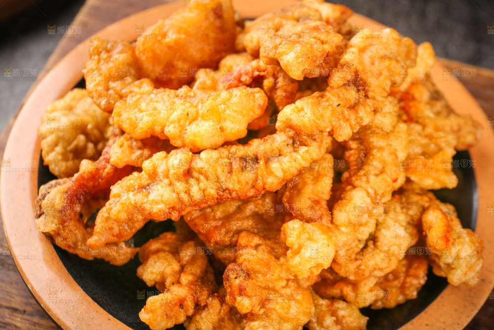 盘子里的油炸酥肉