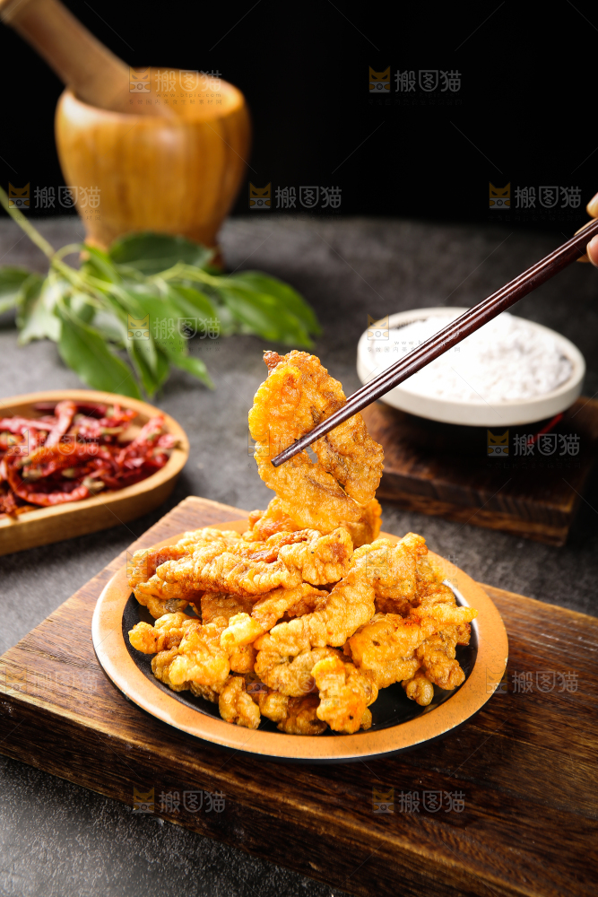 筷子上夹着油炸酥肉