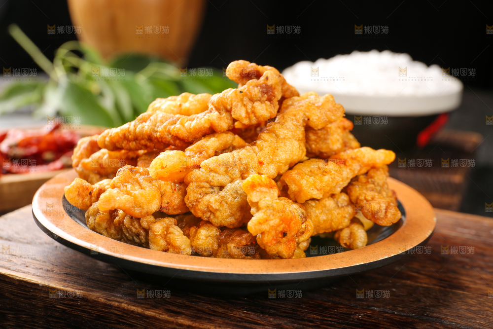 木底上放着一盘小酥肉