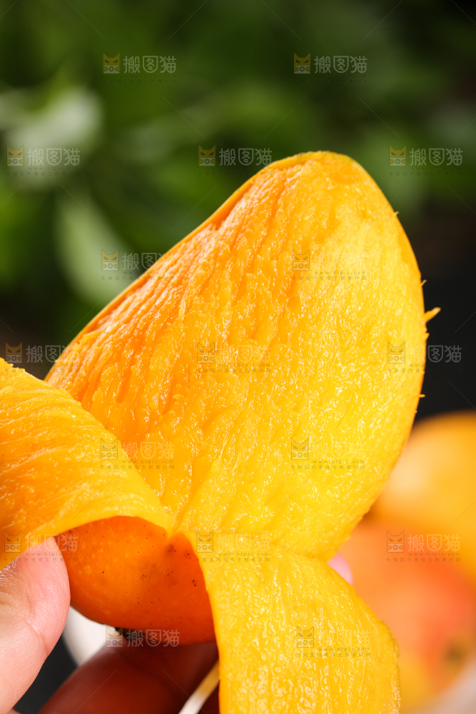 手拿着剥皮的新鲜台芒