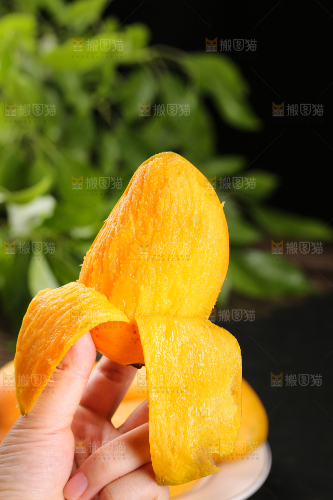 手拿着剥皮的新鲜台芒