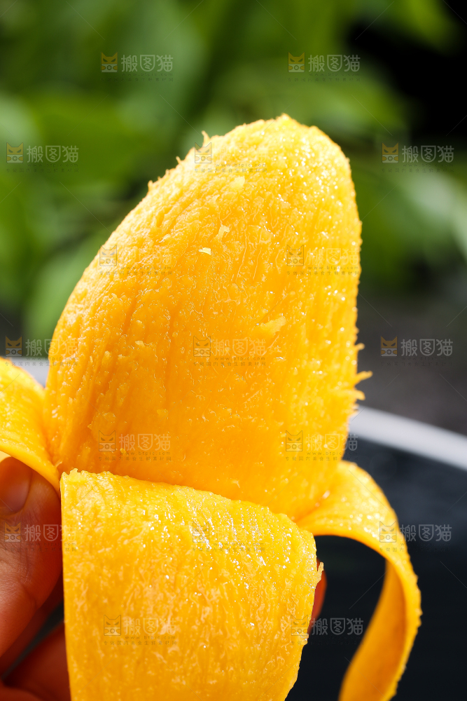 手拿着剥皮的小台芒