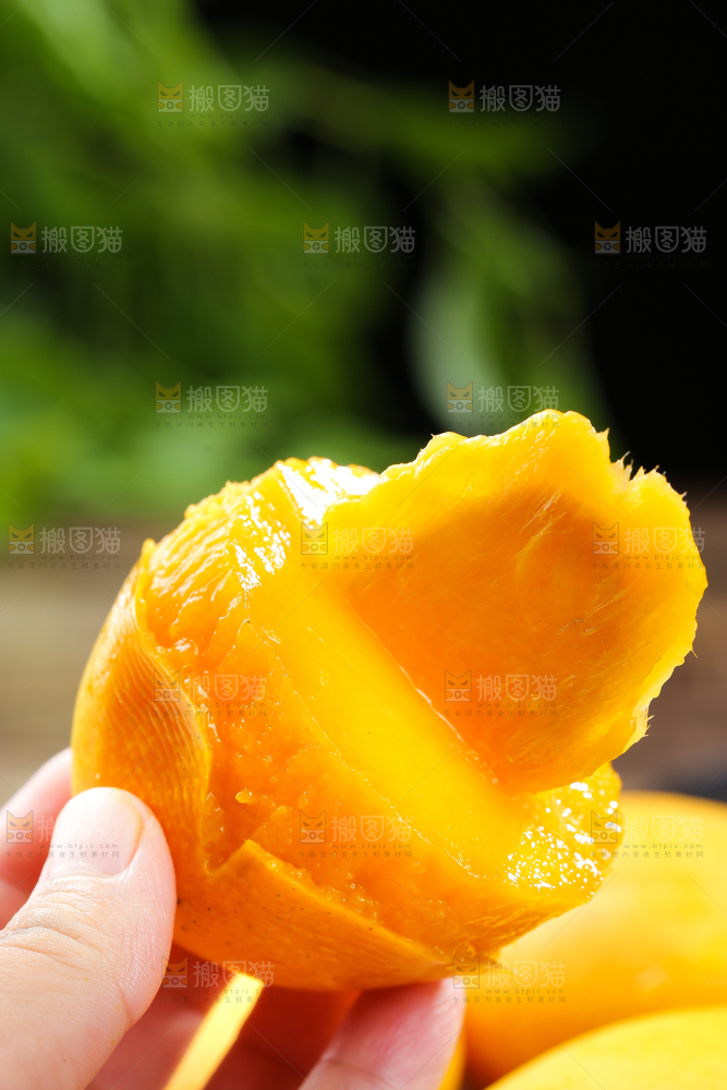 手拿着剥皮的新鲜台芒