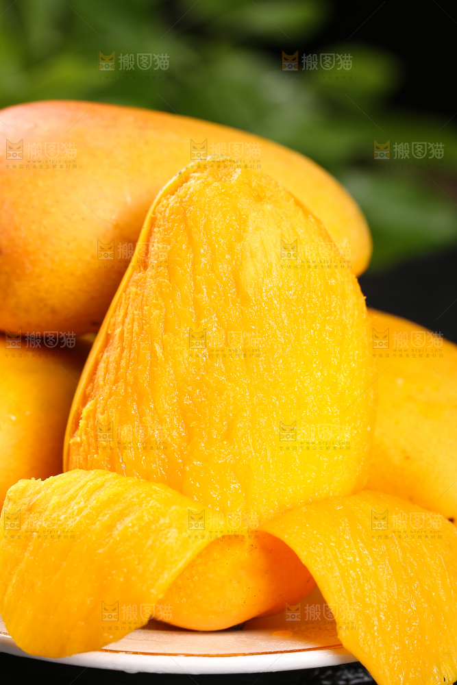 盘子里剥皮的小台芒
