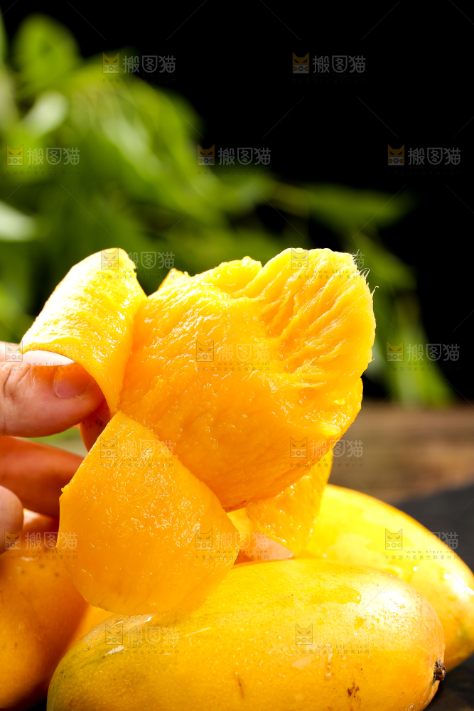 手拿着剥皮的新鲜台芒
