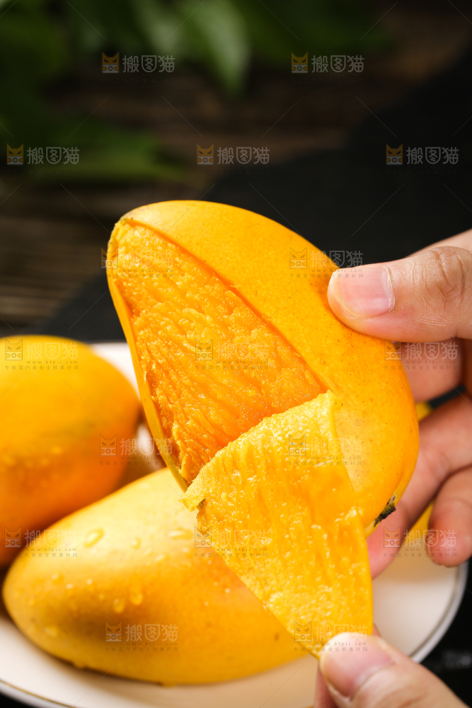 手拿着剥皮的新鲜台芒