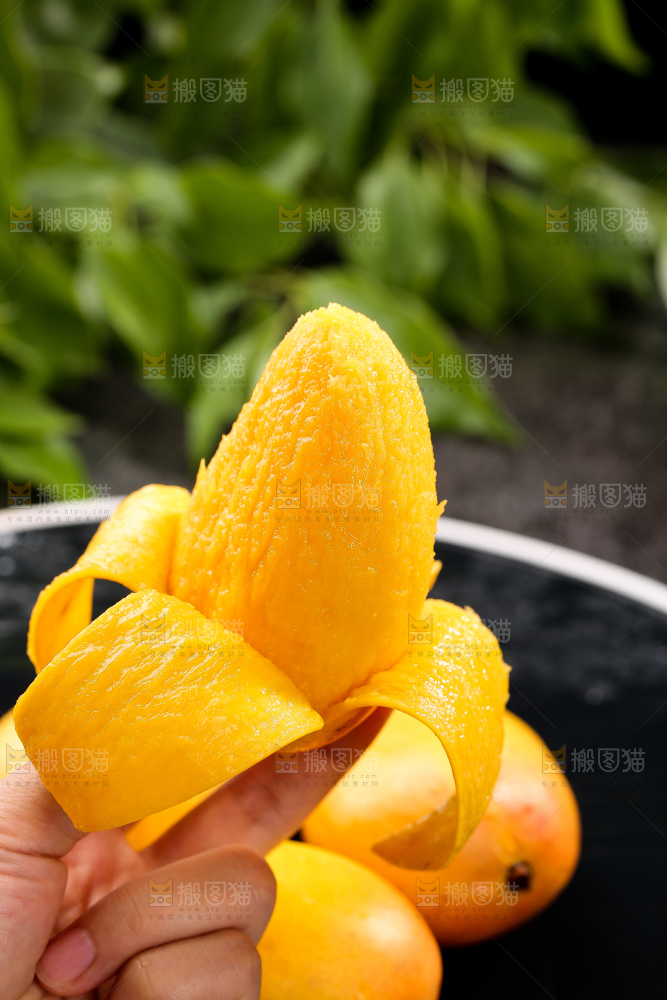 手拿着剥皮的小台芒