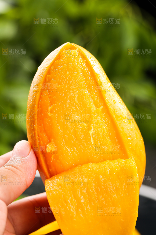 手拿着剥皮的小台芒