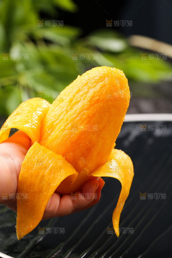 手里拿着剥皮的小台芒