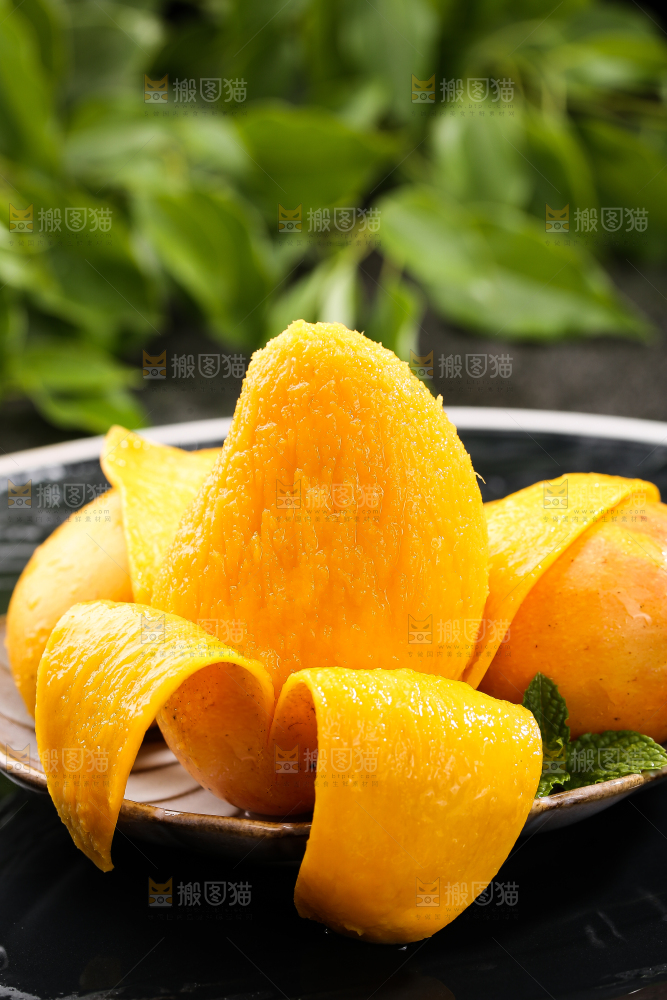 黑底上放着一盘新鲜台芒