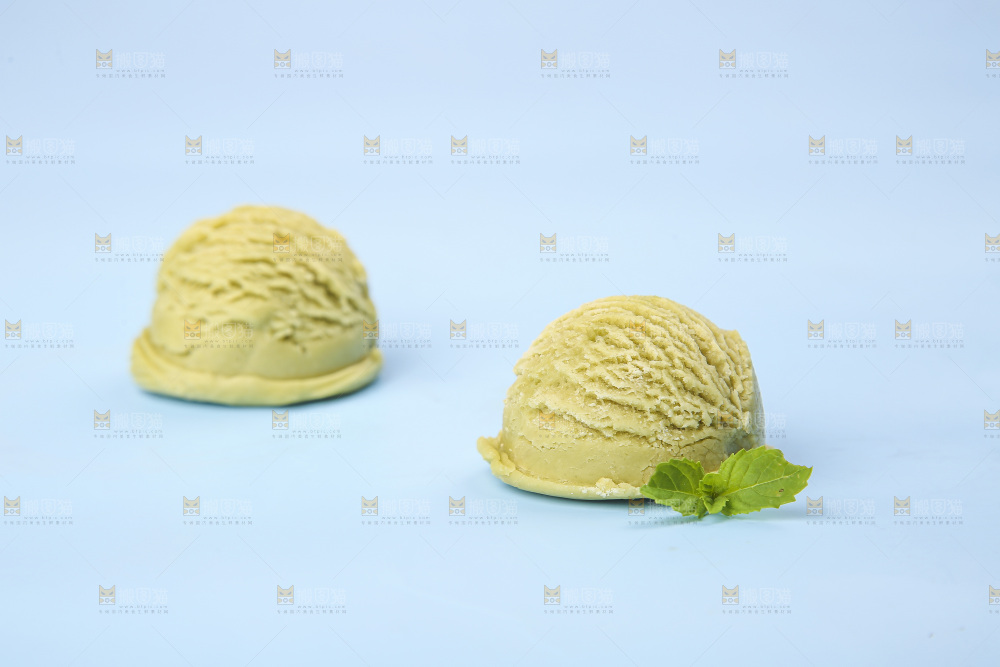 浅底上的抹茶冰淇淋