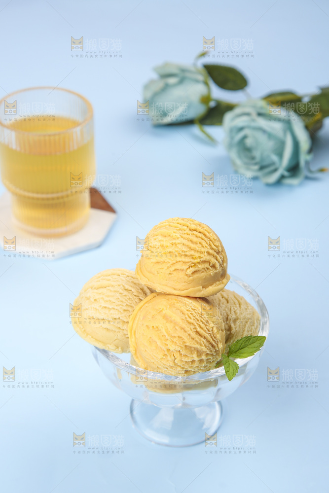 玻璃碗里的奶油冰淇淋