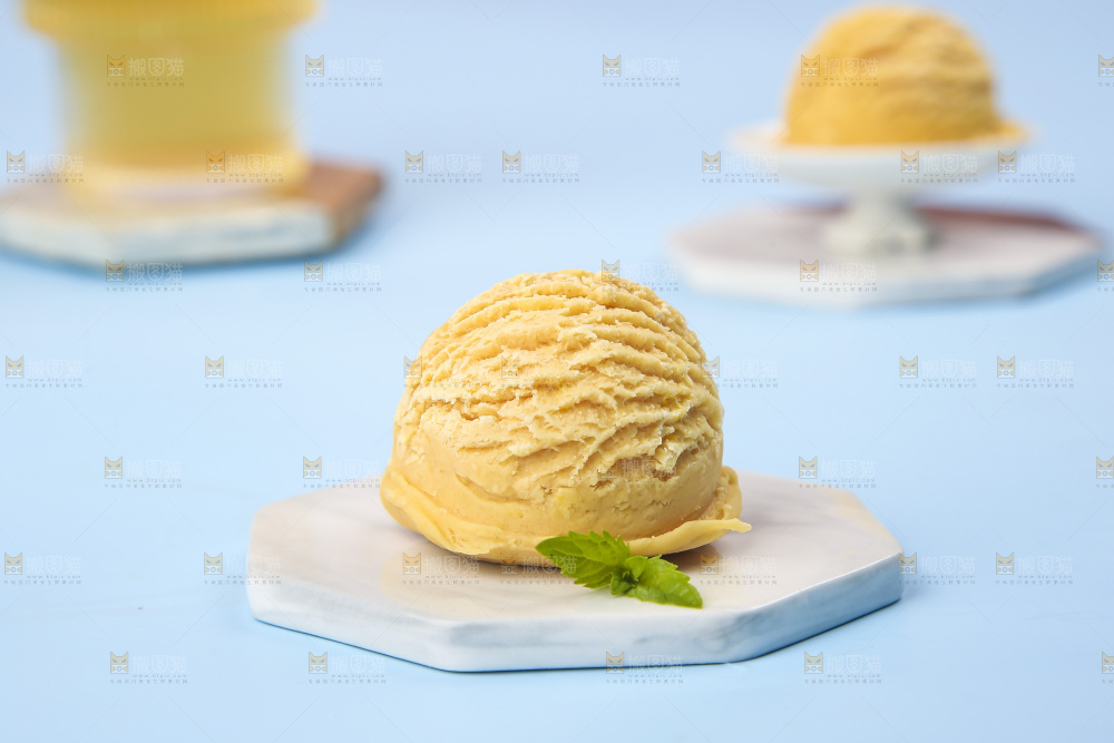 浅底上的奶油冰淇淋