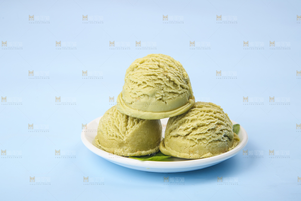 盘子里的抹茶冰淇淋