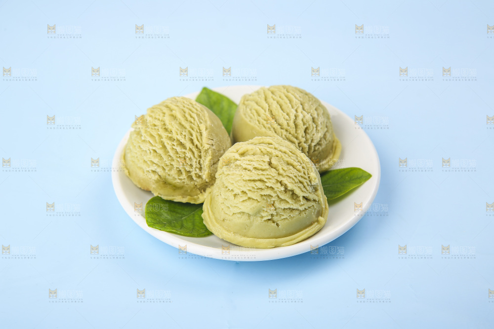 盘子里的抹茶冰淇淋