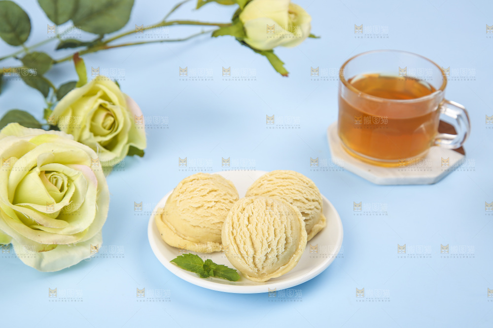 浅底上的冰淇淋球