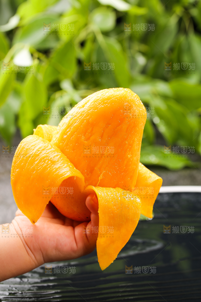 手里拿着剥皮的小台芒