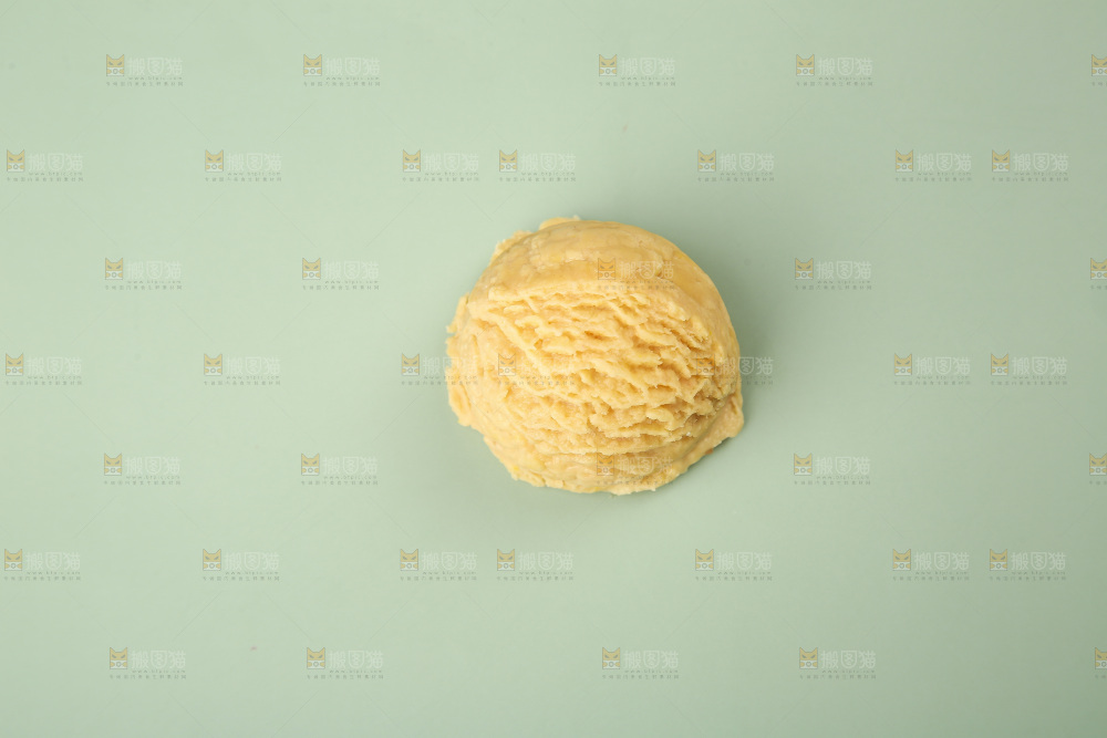浅底上的奶油冰淇淋