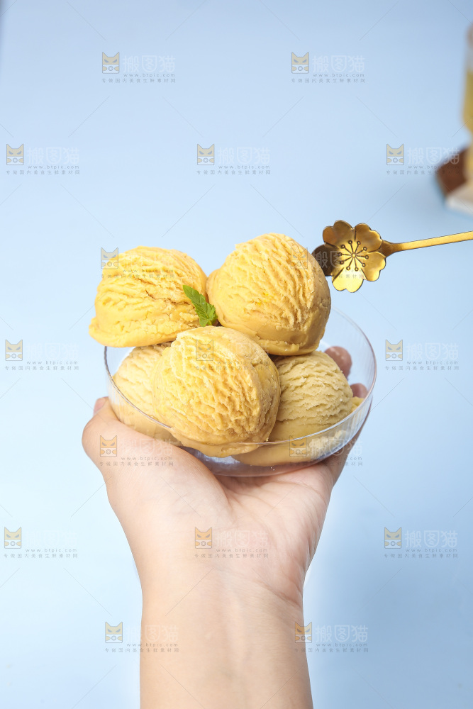 手里端着一杯冰激凌