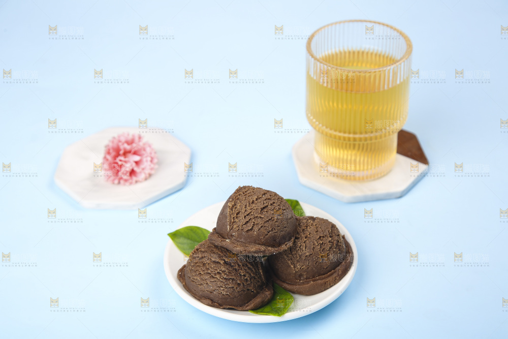 浅底上的一盘巧克力冰淇淋