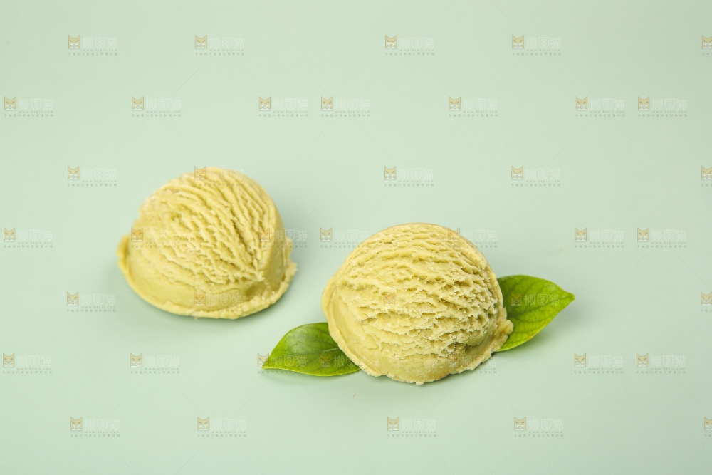 浅底上的奶油冰淇淋