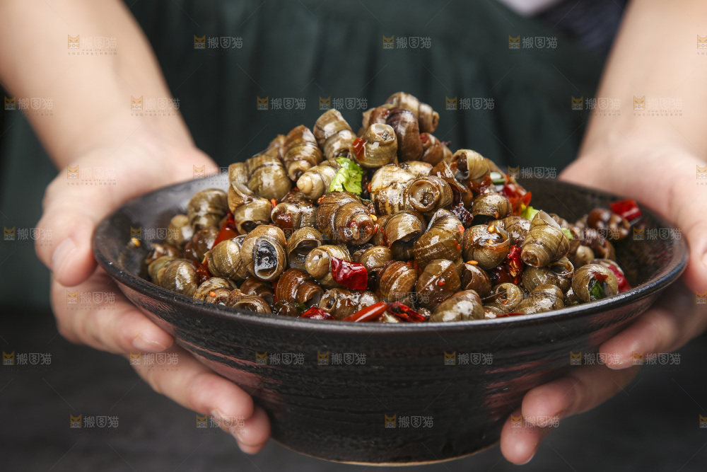 手端着一碗麻辣螺丝