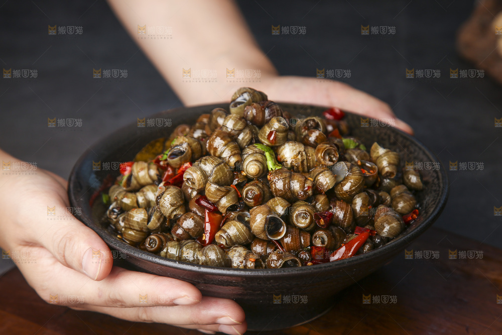 手端着一碗麻辣螺丝