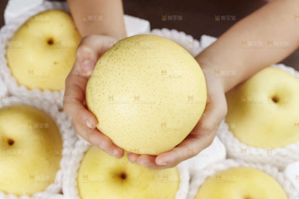 手里拿着新鲜皇冠梨