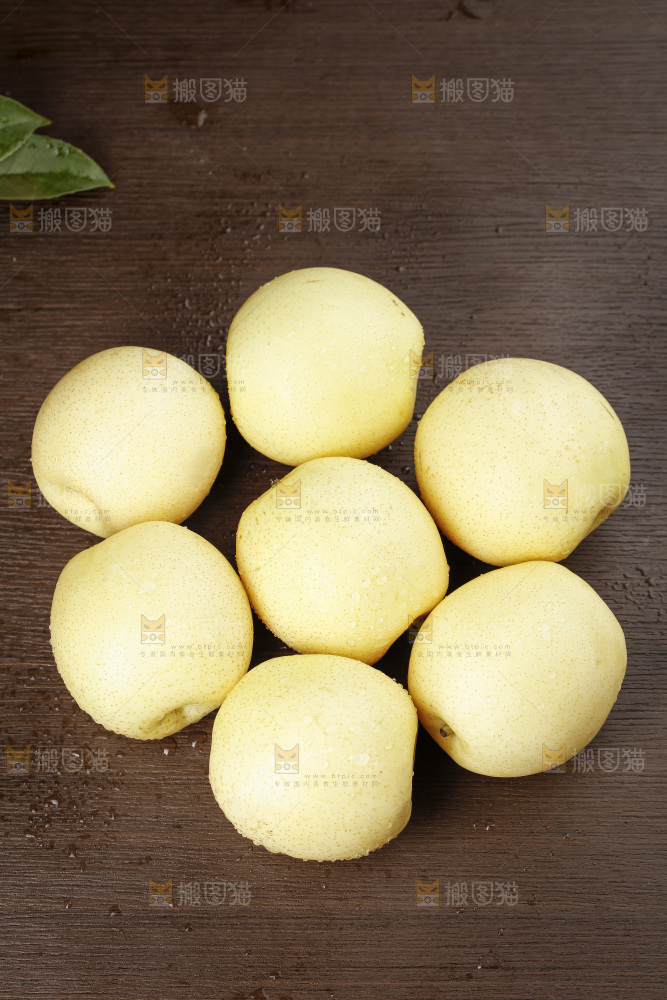 木底上摆放着的皇冠梨