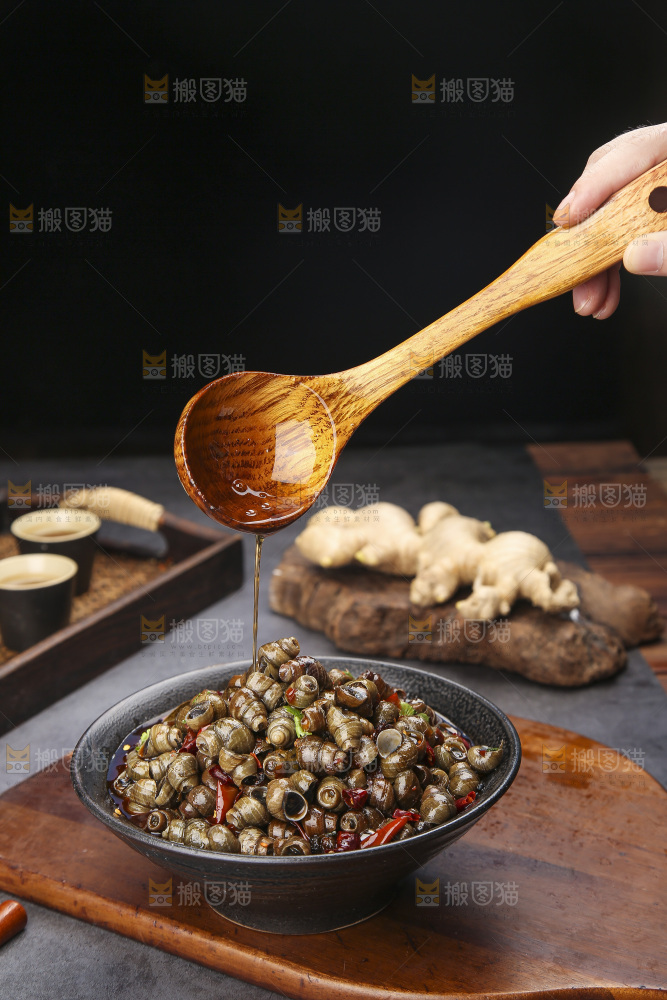 香辣田螺上浇着红油