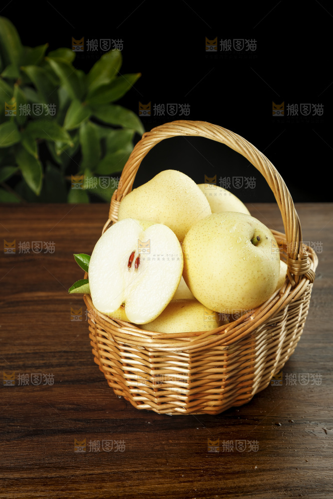 木底上的一篮河北皇冠梨