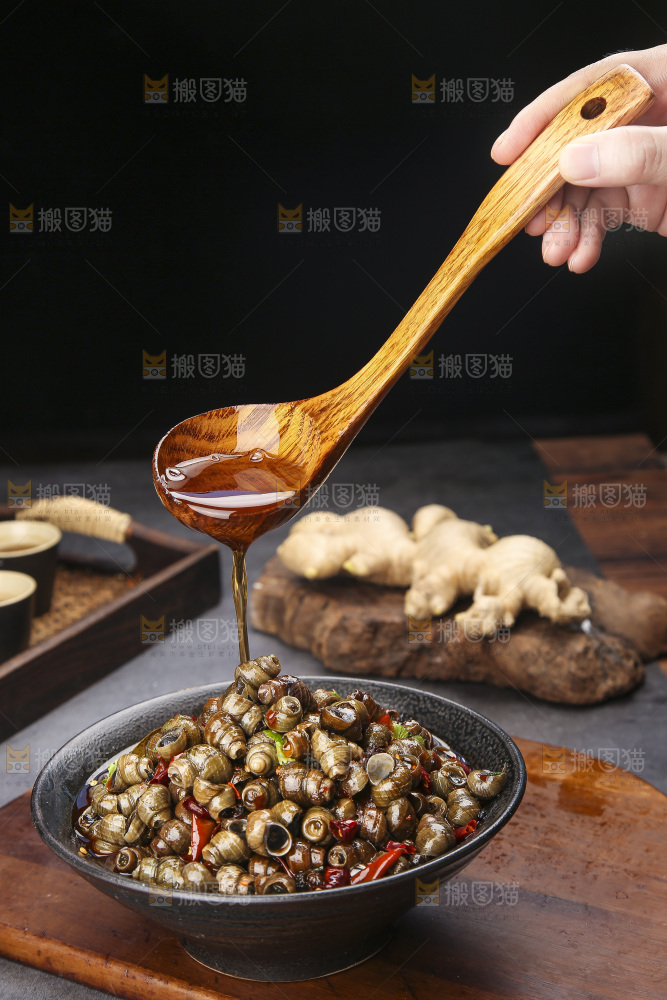 香辣田螺上浇着红油