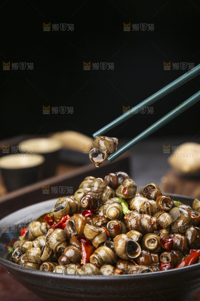 筷子上夹着香辣螺丝