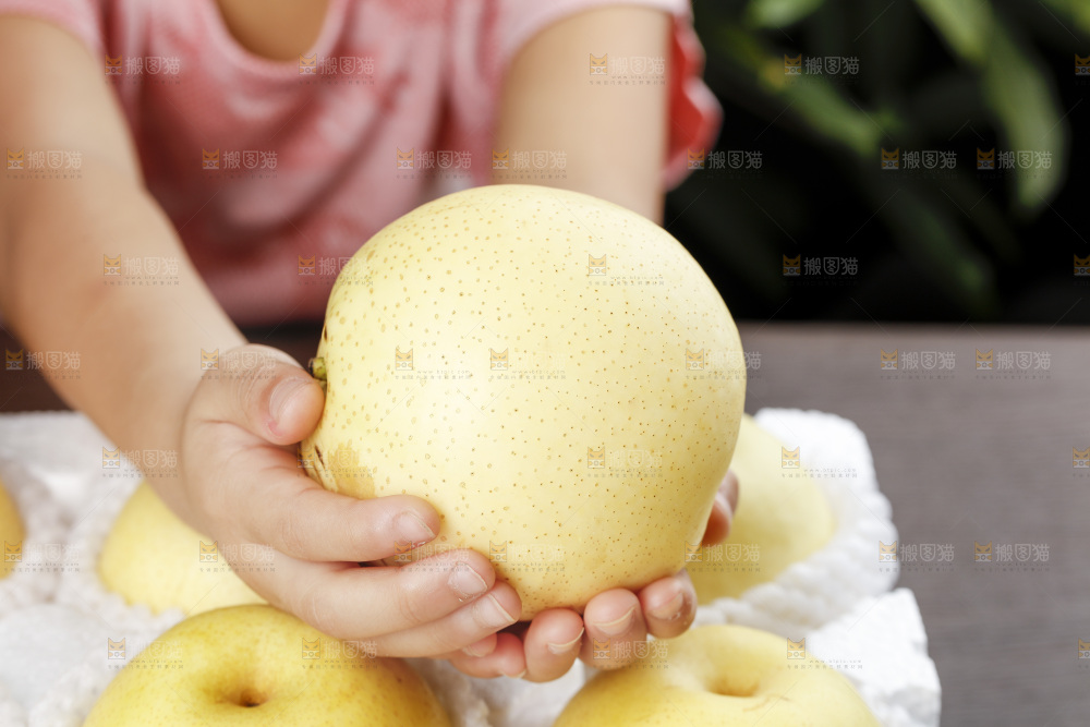 手里拿着新鲜皇冠梨