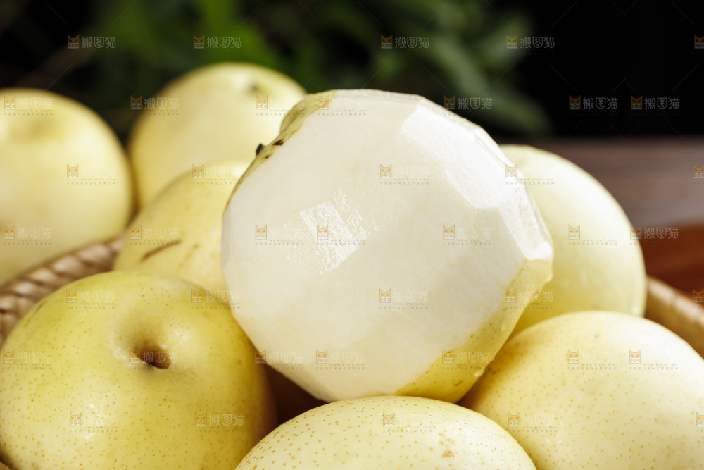 篮子里的新鲜皇冠梨
