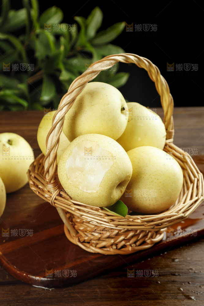 木底上的一篮河北皇冠梨