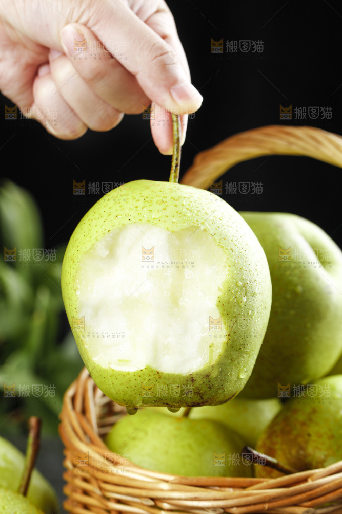 手里拿着咬开的陕西早酥梨