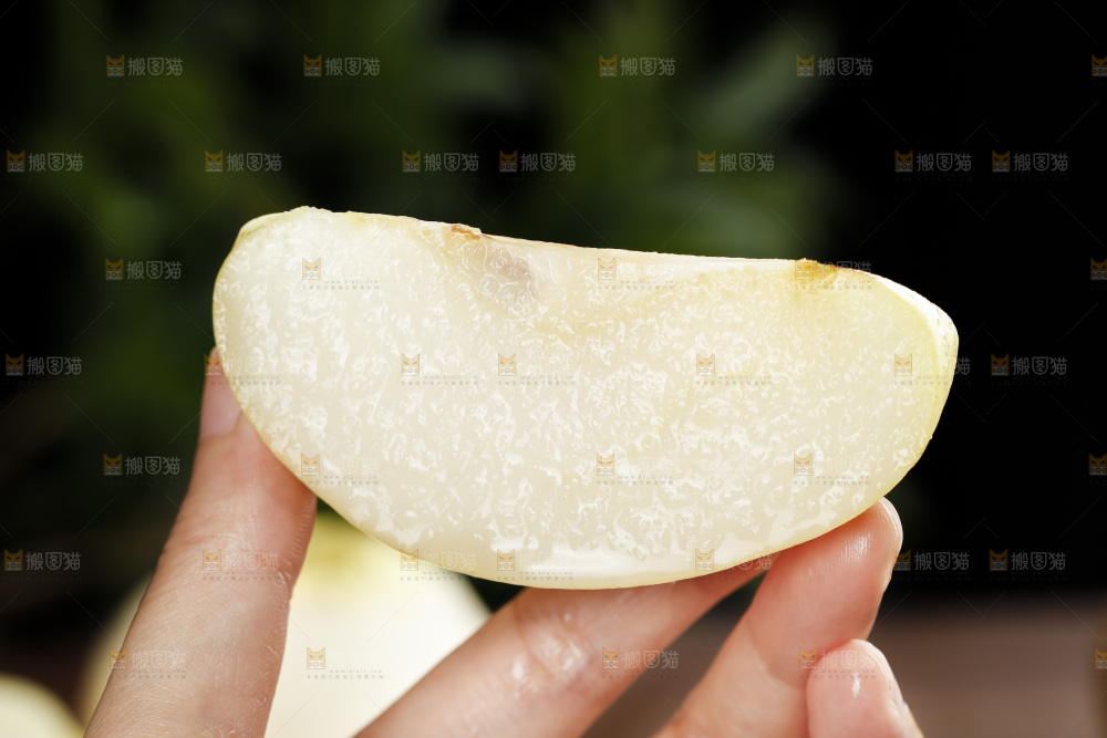 手里拿着切块的新鲜皇冠梨